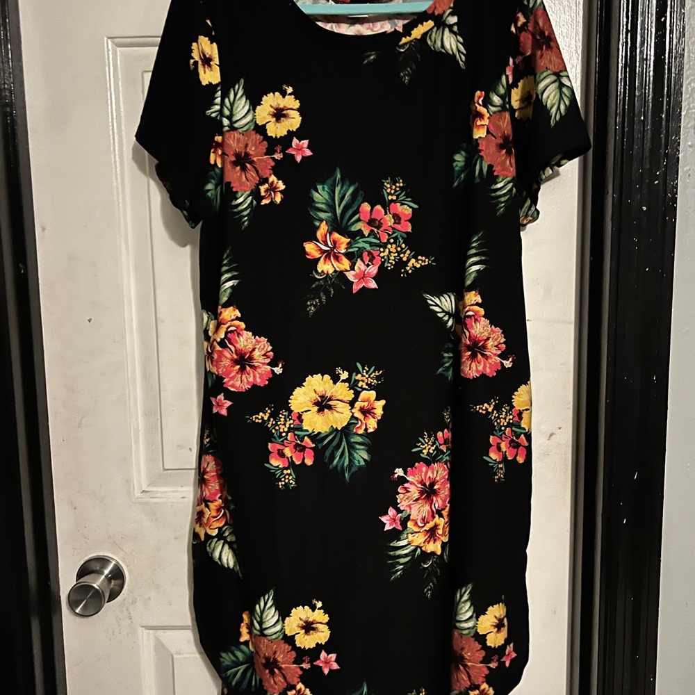 Cute black Hawaiian looking dress